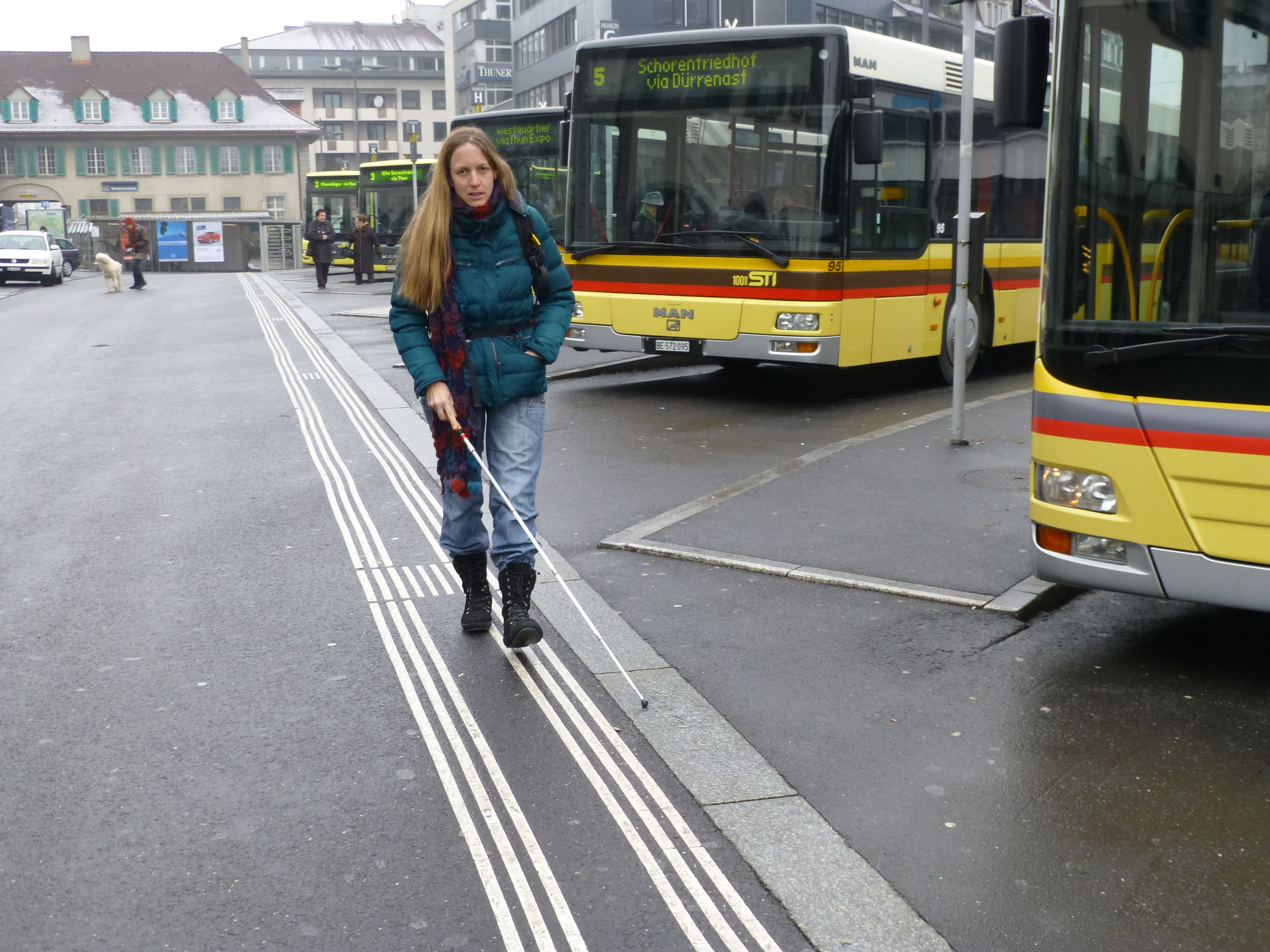 Weisse, erhobene Linien ermöglichen ein sicheres Fortbewegen im öffentlichen Raum. Susanne Gasser am Bahnhof in Thun.